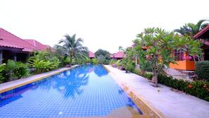 Hồ bơi ngoài trời