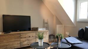 Fernseher, DVD-Player, Kinderspielzeug, Bücher