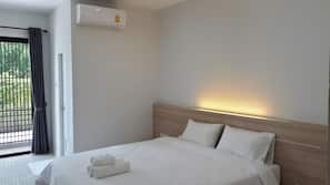 Laptop workspace, blackout drapes, free WiFi, linens