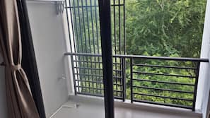 Laptop workspace, blackout drapes, free WiFi, linens