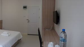 Laptop workspace, blackout drapes, free WiFi, linens