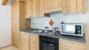 Grand réfrigérateur, micro-ondes, four, fourneau de cuisine