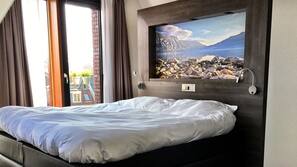Een bureau, een strijkplank/strijkijzer, gratis wifi, beddengoed