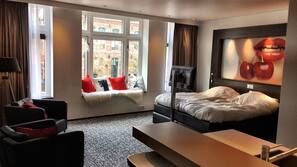 Een bureau, een strijkplank/strijkijzer, gratis wifi, beddengoed