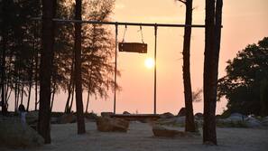 In Strandnähe, Sonnenschirme, Strandtücher, Volleyball