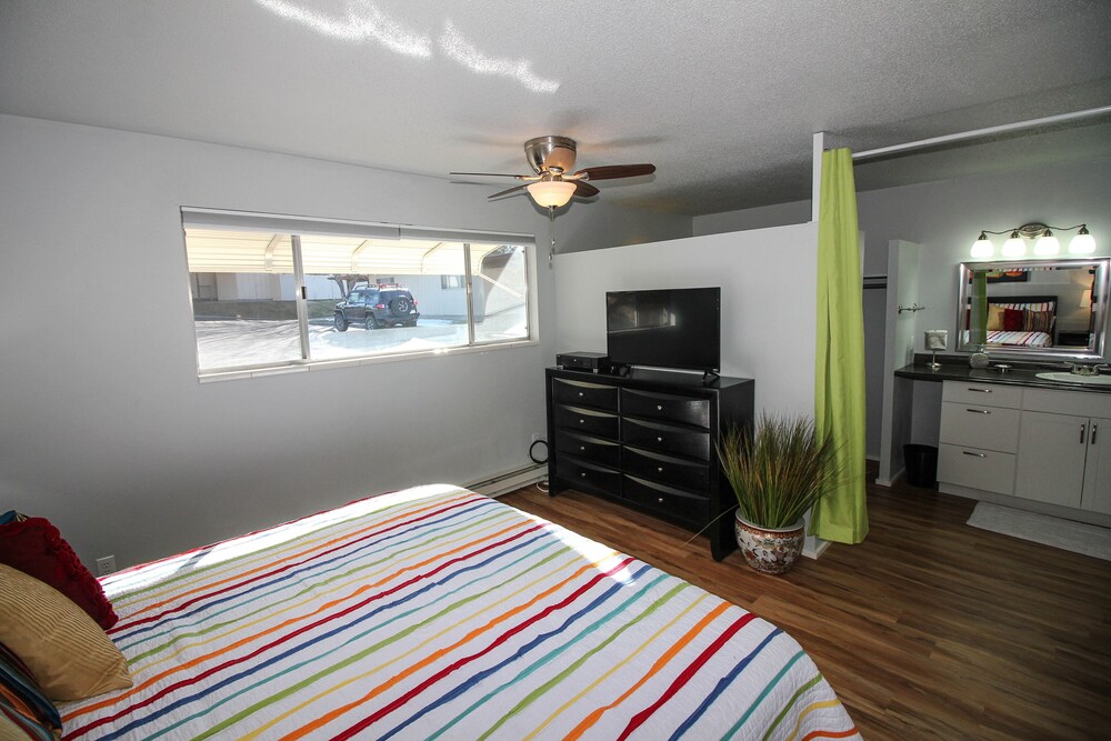 Cobalt Condo. ALLERGY FRIENDLY! Close to restaurants, Medical, CMU, Downtown GJ Grand Junction