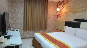 Desk, blackout drapes, free WiFi, bed sheets