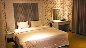 Desk, blackout drapes, free WiFi, bed sheets