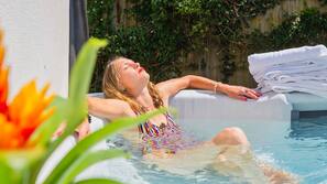 Outdoor spa bath