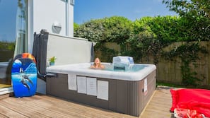 Outdoor spa bath