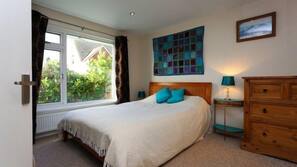 3 bedrooms, free WiFi, linens