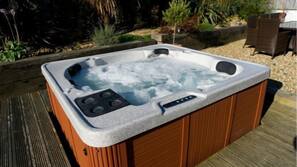 Outdoor spa bath