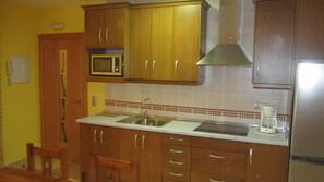 Frigorífico grande, microondas, placa de cocina y cafetera o tetera