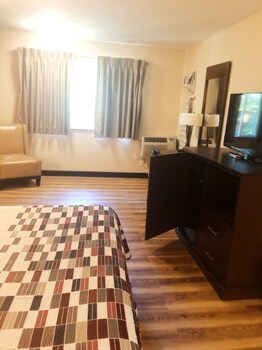 Evergreen Inn & Suites Portland