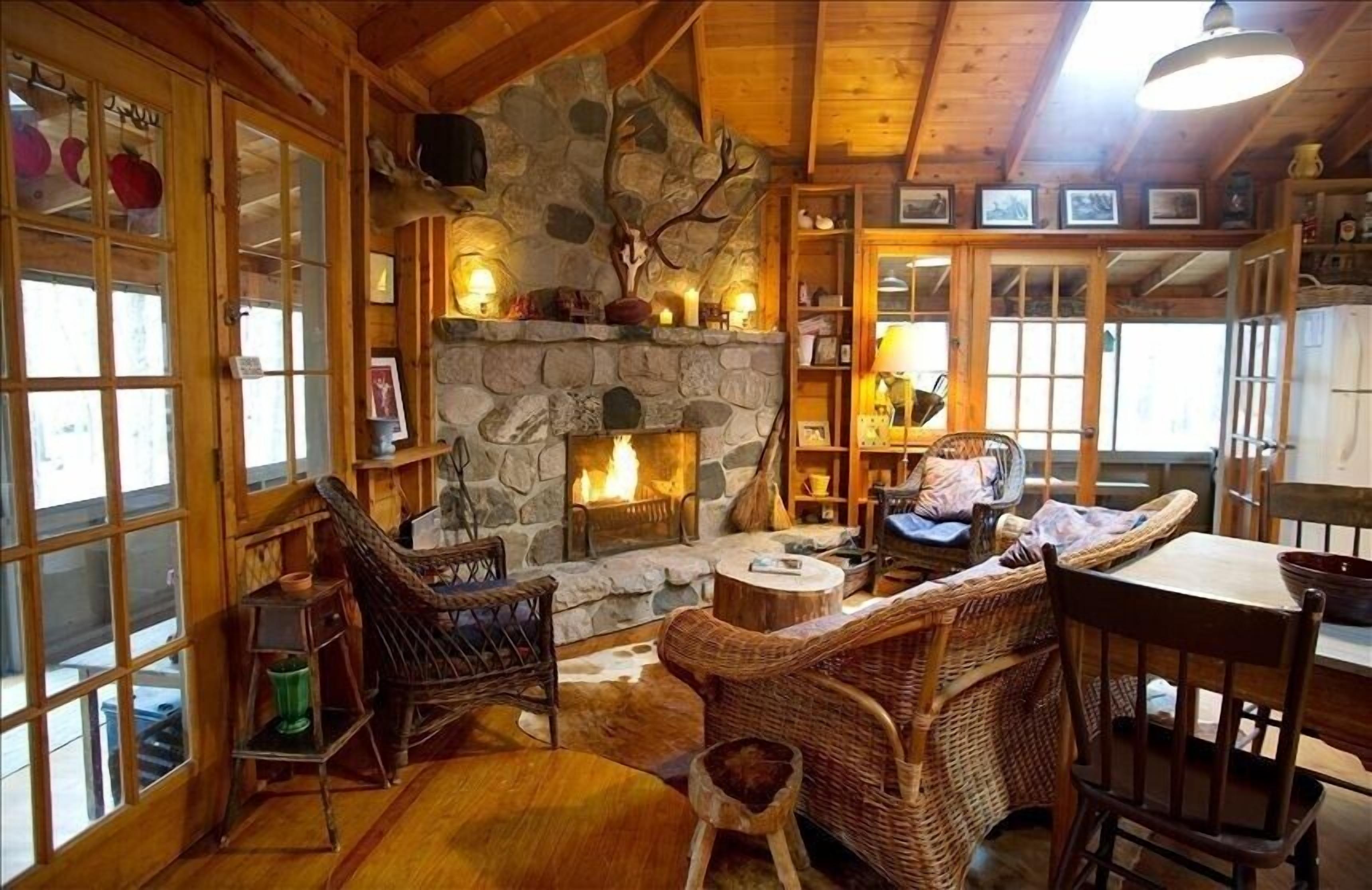 Charming Cabin In The Woods Within Walking Distance To Lake
