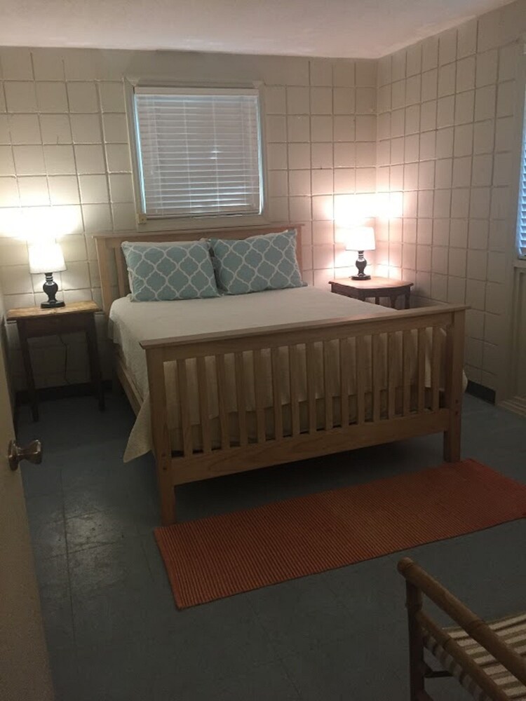 Bring your best friend to the beach 2 Bedroom, 1 Bath pet friendly