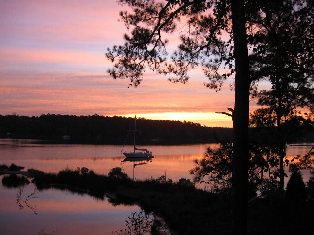 Beautiful, Restful Rural Waterfront Oasis on Beautiful River: fish, crab, sleep in Lancaster | Best Rates & Deals on Orbitz