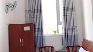 Minibar, desk, laptop workspace, free WiFi