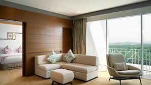 Hypo-allergenic bedding, minibar, in-room safe, desk