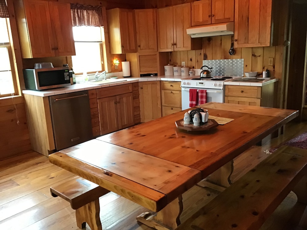 2bdrm 2bath Colonial House Creekside Selinsgrove Sleeps 8 in Williamsport, United States