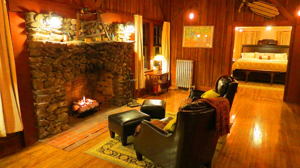 Historic & Unique Lodge...minutes To The Winter Fun of Mount Sunapee! ? in Mount Sunapee, United States