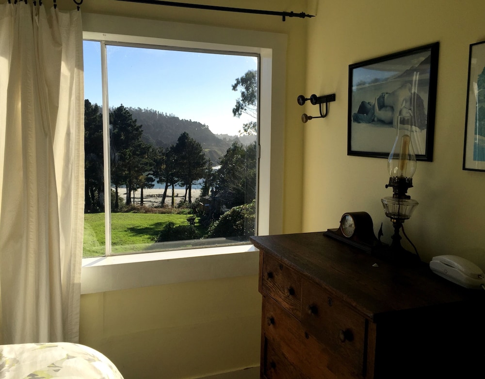 Mendocino Beach House With Views Path Directly To The 2018 Featured Image Guestroom