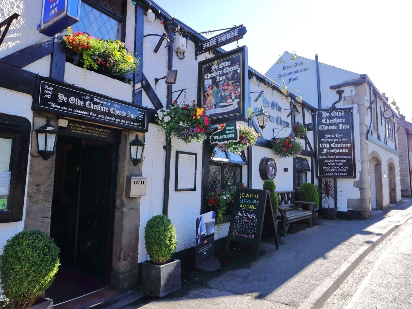 Ye Olde Cheshire Cheese Inn in Castleton, United Kingdom