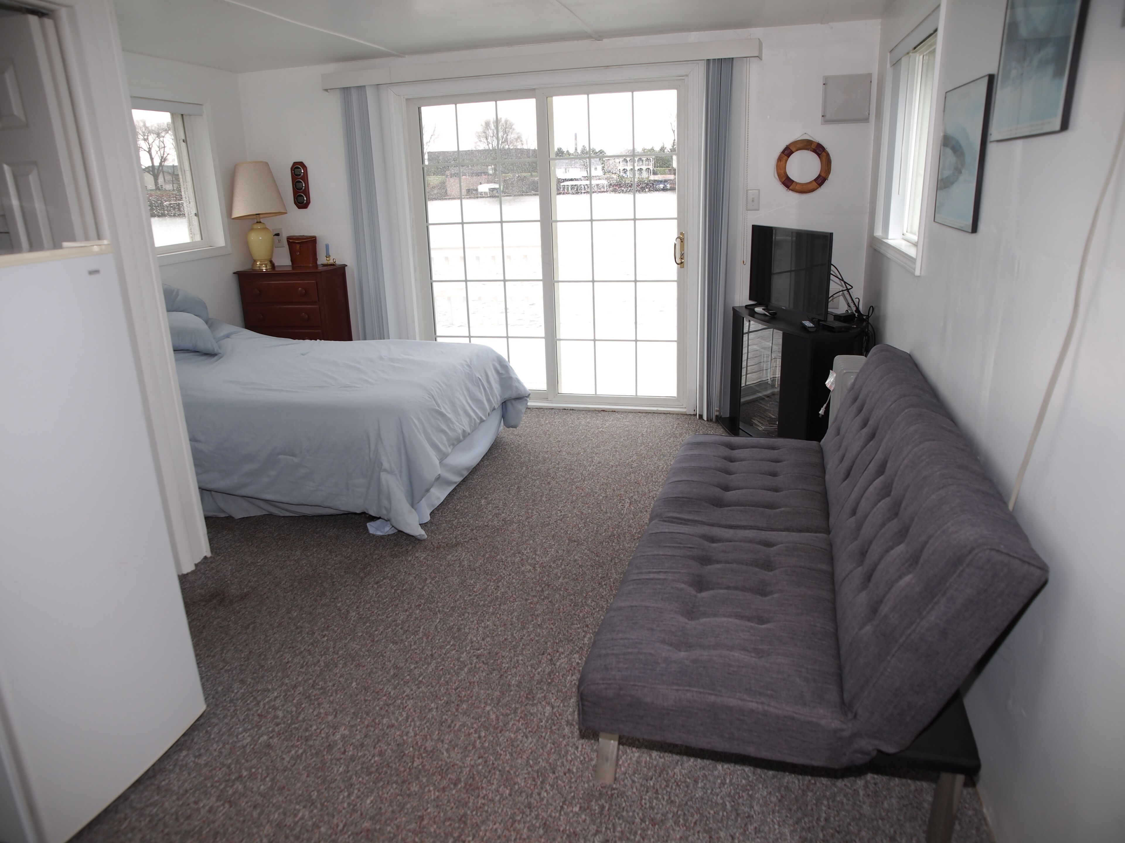 Year round Lake home w/wonderful frontage, nice yard w/ fire pit, home theatre in Lafayette, United States
