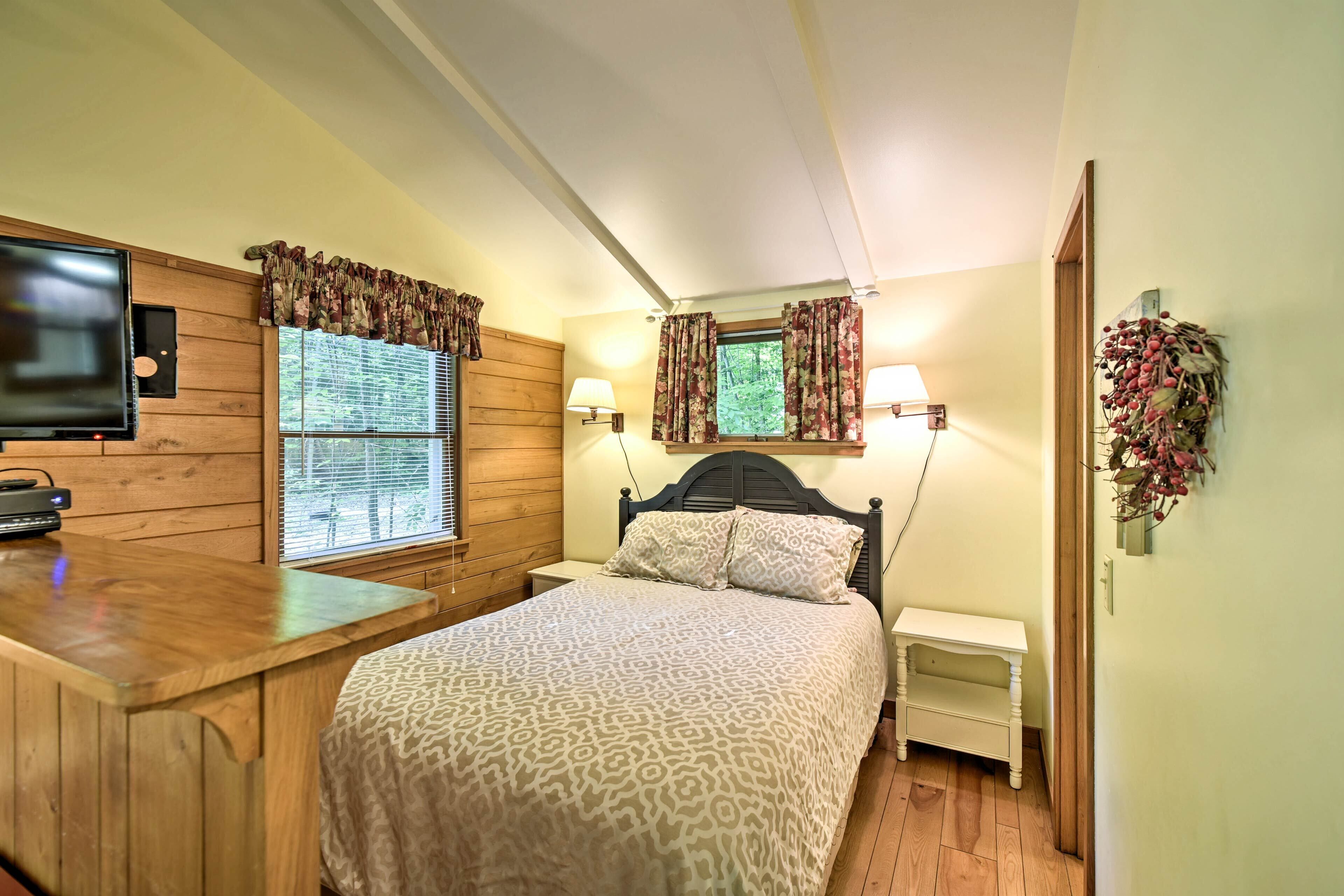 Cedar Cottage Duplex, Walk to Peninsula State Park in Fish Creek, United States