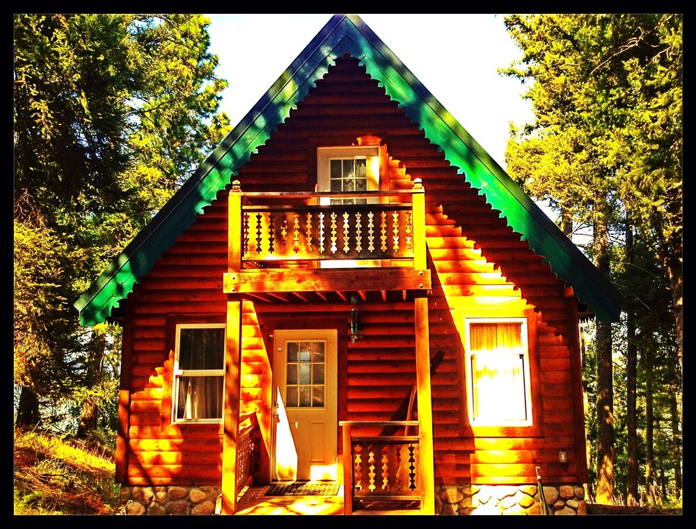 Breathtaking Views From This Custom Cabin! Snowmobile, Hiking, Fishing, Fun! in Ellensburg, United States
