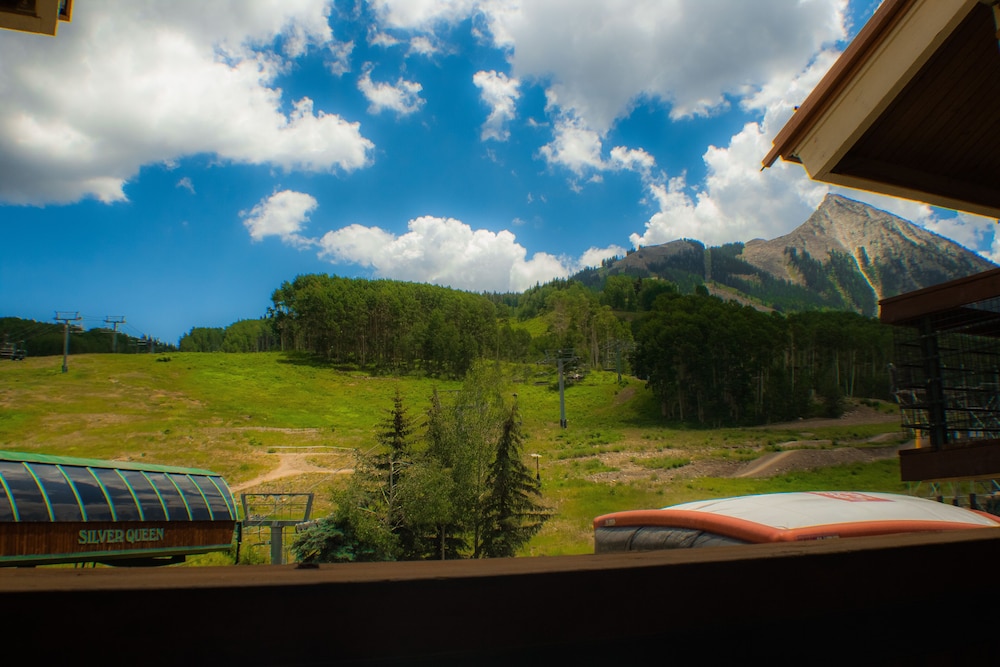 Skiin/Skiout, 1 bedroom at the heart of the Resort Base Area! Mount