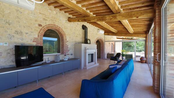 TV, caminetto, lettore DVD, giocattoli