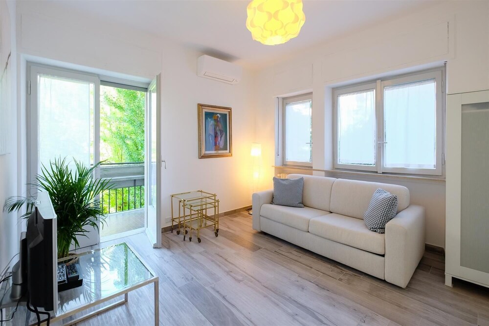 Large One Bedroom Apartment With Communal Garden Near The