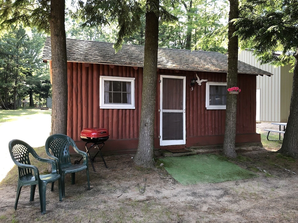 Cozy Beach Cabin in the woods with Pentwater Lake frontage and access