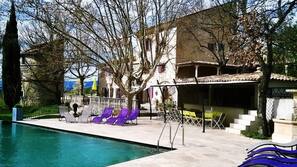 Piscine extérieure (ouverte en saison), parasols de plage