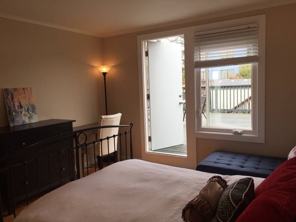 Large Bright 2 Bedroom W L Deck One Free Parking Near