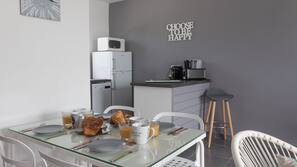 Réfrigérateur, micro-ondes, fourneau de cuisine, lave-vaisselle