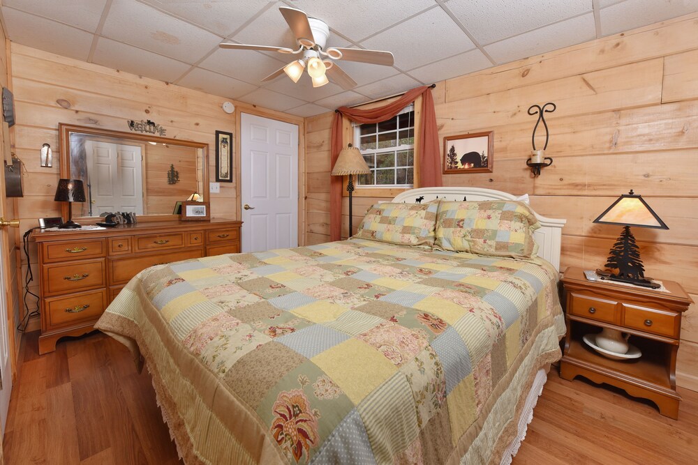 Black Bear Holler 2 Bedroom Cabin In Gatlinburg Pigeon Forge