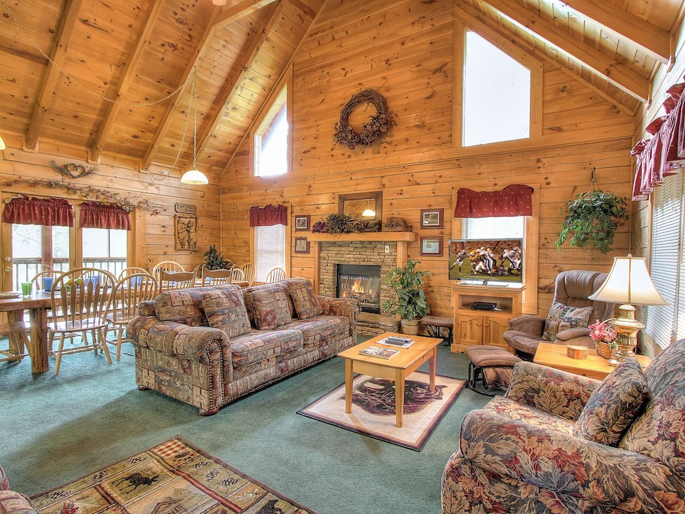 Grinnin Bears 6 Bedroom Cabin In Gatlinburg Pigeon Forge