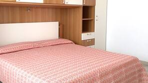 2 Schlafzimmer, Bügeleisen/Bügelbrett
