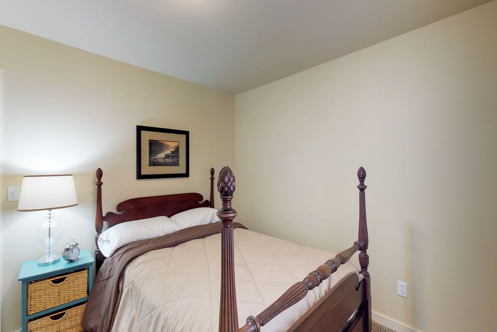 Spacious home with private pool, lake views, close to downtown Manson