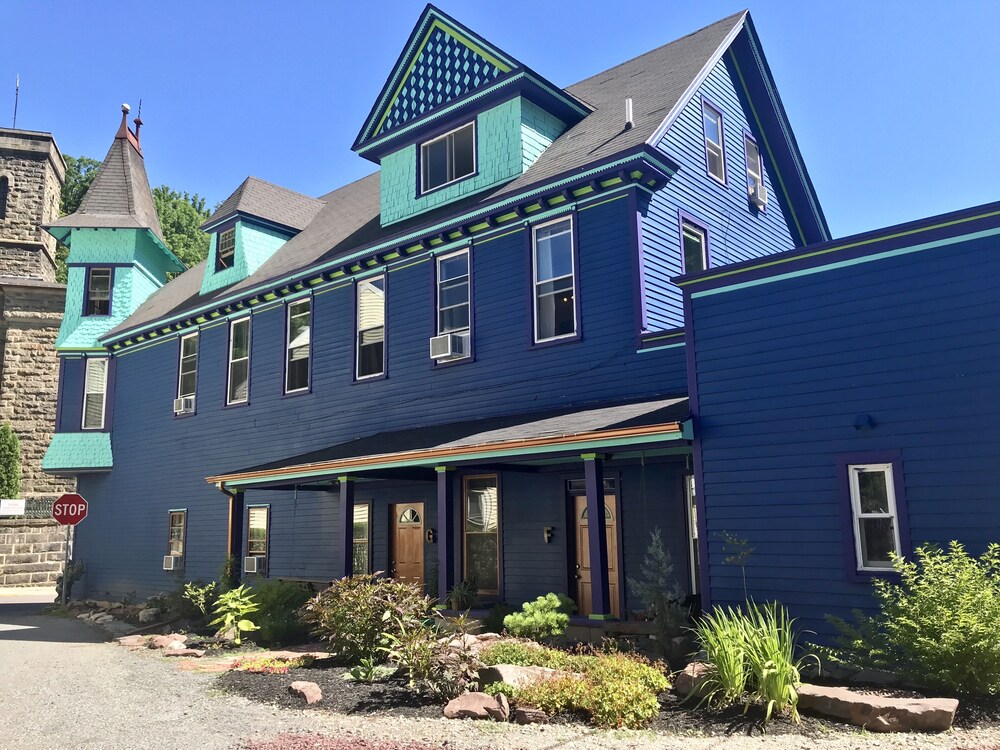 Primary image, Upscale King Suite with Purple Mattress and reserved off-street parking