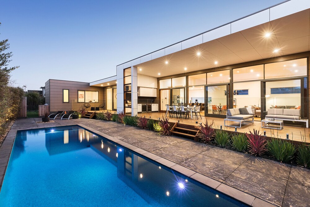 Brilliantly Located, Luxurious 5-star Residence, 400m to Safe Swimming Beach