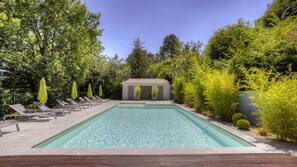 Piscine extérieure, parasols de plage, chaises longues