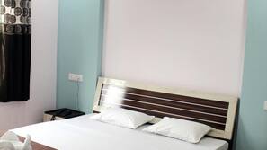 1 bedroom, desk, blackout curtains, soundproofing