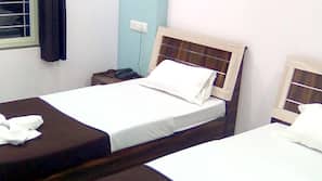 1 bedroom, desk, blackout curtains, soundproofing