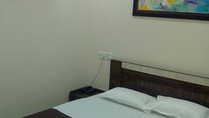 1 bedroom, desk, blackout curtains, soundproofing