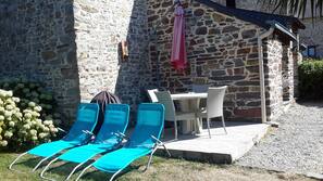 Piscine extérieure (ouverte en saison), parasols de plage