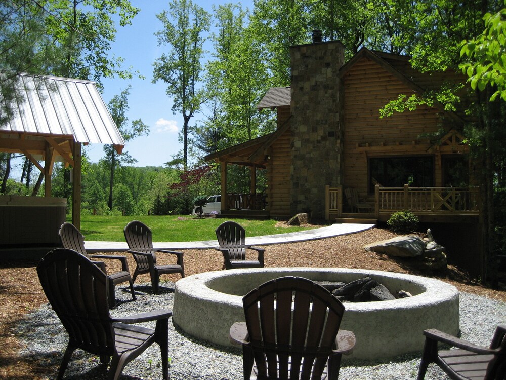 Luxury Log Cabin With Spa Bathroom, Hot Tub, Fire Pit, Wifi, Hendersonville, NC Vacation Rental