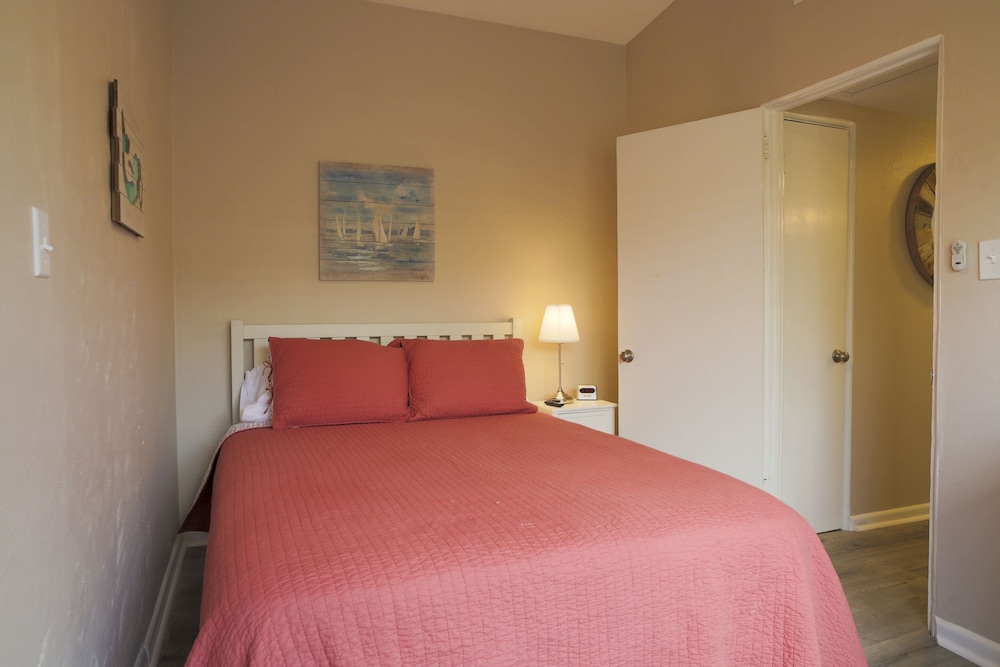 Pet friendly fenced yard, 4 minute walk to the beach. Close to restaurants Cocoa Beach Vrbo